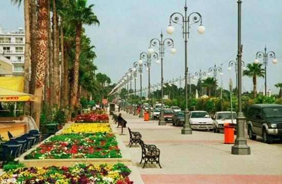 Gregorys Holiday Apartment Larnaca Extérieur photo